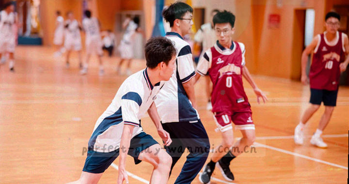 墨阶折线图对比客场与主场胜率走势，两条线在赛季中段分叉，分叉点用朱红标出
